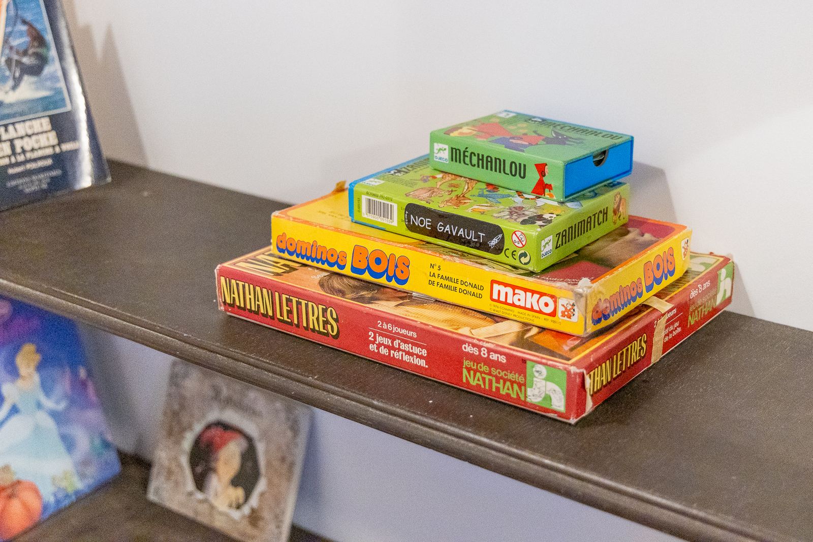 Jeux de société anciens sur une étagère