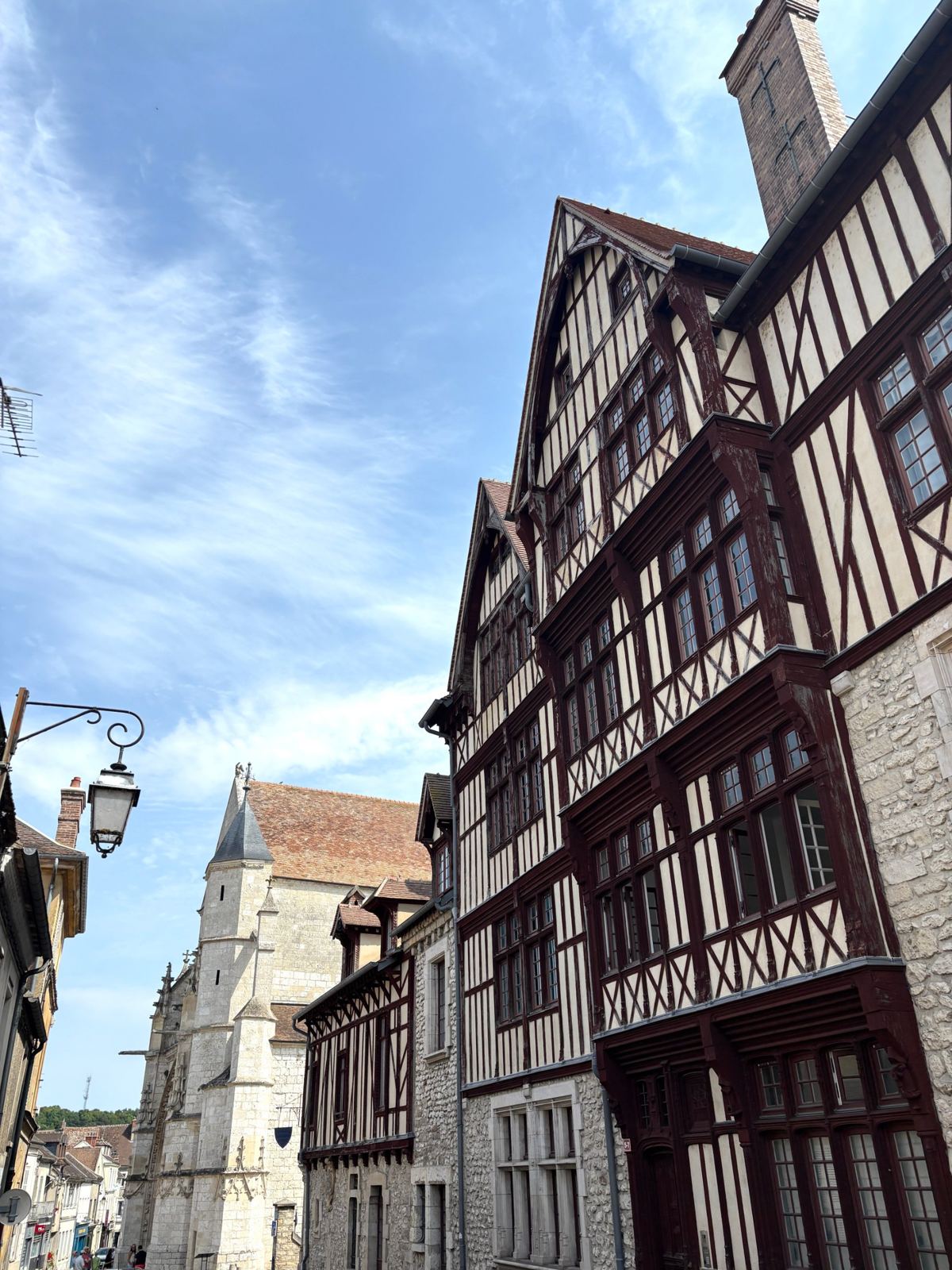 Maisons à colombages dans la grande rue, près de l'église