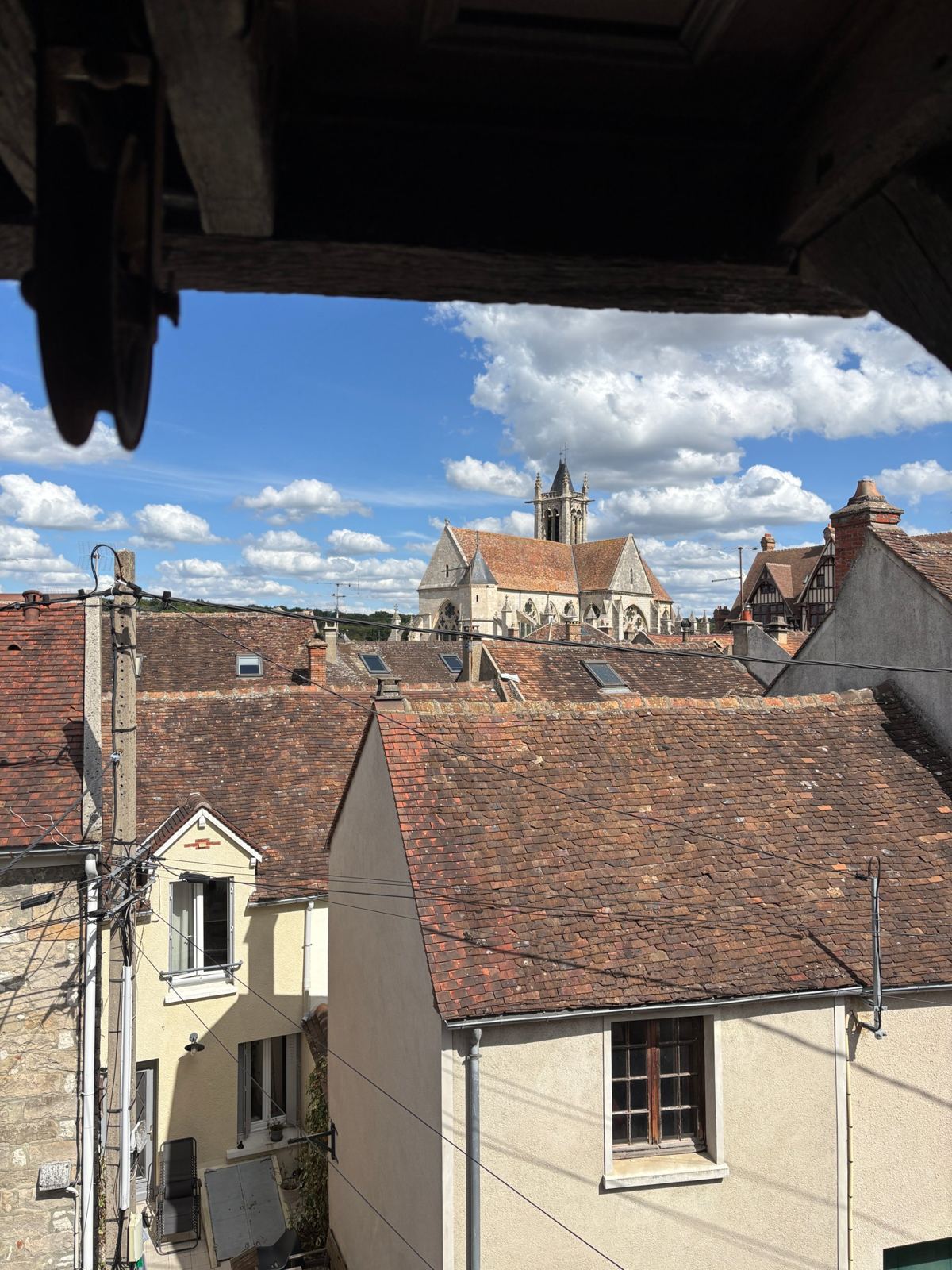 Les toits de tuiles de Moret et l'église Notre-Dame