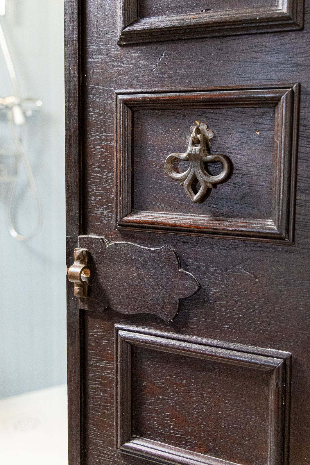 Poignée en fer forgé sur une porte ancienne moulurée
