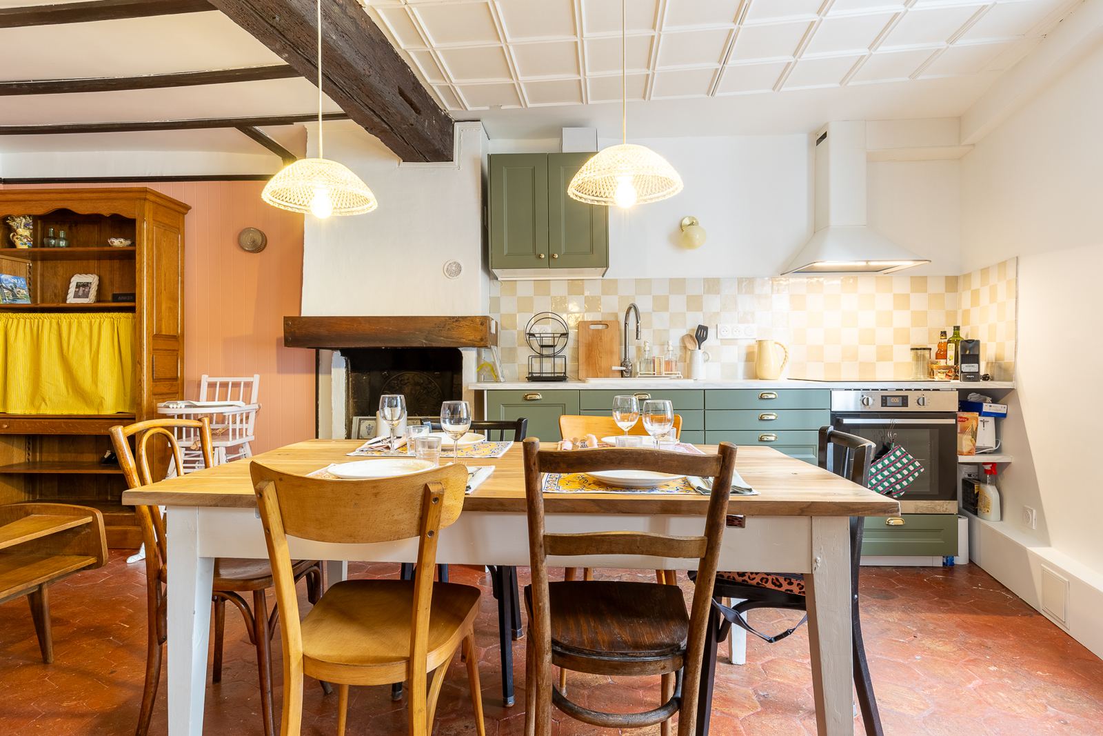 La table de ferme devant la cuisine et la cheminée